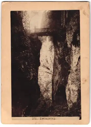 Fotografie unbekannter Fotograf, Ansicht Oberstdorf, Zwingsteg, Brücke über eine Schlucht