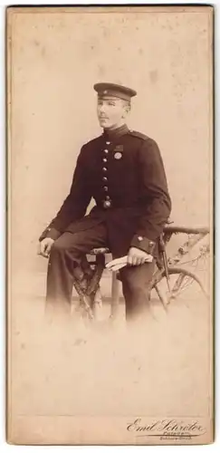 Fotografie Emil Schröter, Potsdam, Schlossstr. 1-3, junger Soldat in Uniform mit Orden & Bajonett