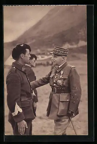 AK Le Général Gamelin, Vice-Président du Conseil, causant avec un sous-officier de son ancien bataillon