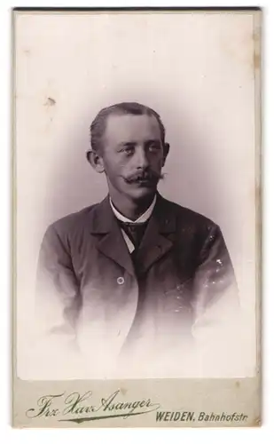 Fotografie Frz. Xav. Asanger, Weiden / Opf., Bahnhofstr., Portrait stattlicher Herr mit Schnurrbart im Jackett