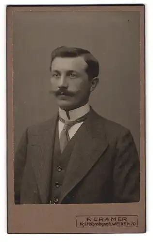 Fotografie F. Cramer, Weiden i. O., Portrait junger Mann mit Schnurrbart und Krawatte im Jackett