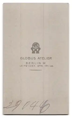Fotografie Atelier Globus, Berlin, Leipziger Str. 132 /135, Portrait stattlicher junger Mann mit Kotelettenbart