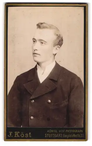 Fotografie J. Köst, Stuttgart, Hauptstätterstr. 33, Portrait junger blonder Mann elegant im Jackett