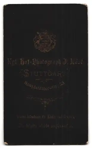 Fotografie J. Köst, Stuttgart, Hauptstätterstr. 33, Portrait junger Mann mit Ansteckblume am Jackett