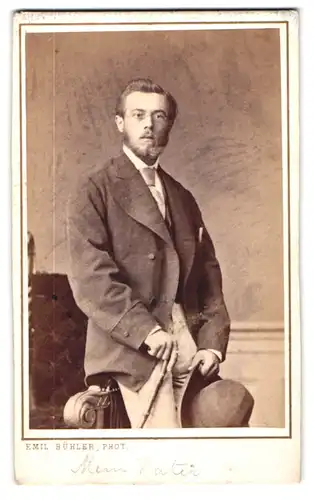 Fotografie Emil Bühler, Mannheim, Ludwigsstrasse 34, Portrait stattlicher Herr mit Brille und Kotelettenbart im Anzug