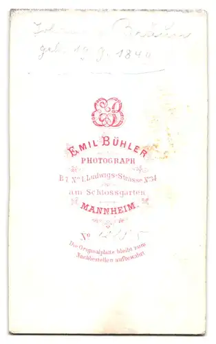 Fotografie Emil Bühler, Mannheim, Ludwigsstrasse 34, Portrait stattlicher Herr mit Brille und Kotelettenbart im Anzug