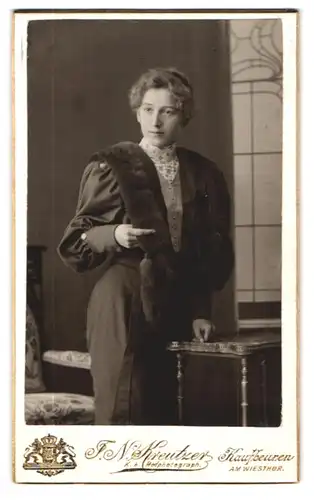 Fotografie J. N. Kreutzer, Kaufbeuren, Am Wiesthor, Portrait bildschönes Fräulein mit Pelzstola