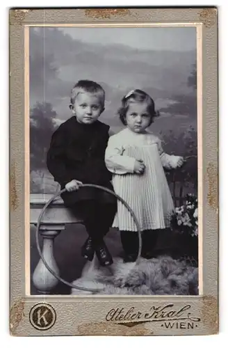 Fotografie Atelier Kral, Wien, Gumpendorferstr. 83, Portrait süsses Kinderpaar mit reifen und Blumenkorb