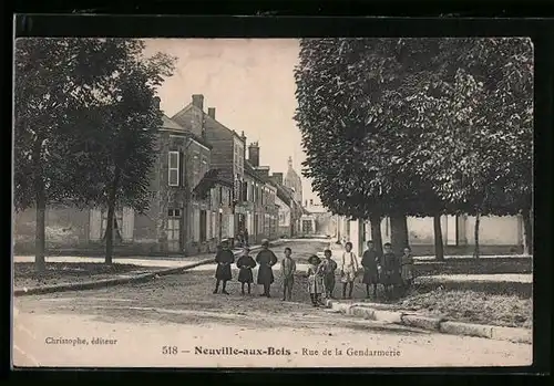 AK Neuville-aux-Bois, Rue de la Gendarmerie, Enfants