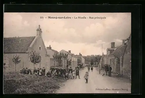 AK Meung-sur-Loire, La Nivelle, Rue principale