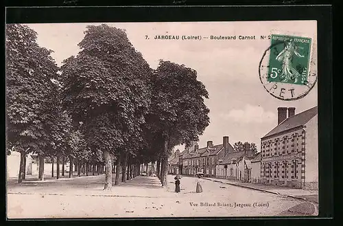 AK Jargeau, Boulevard carnot No 2, Passanten auf dem städtischen Platz