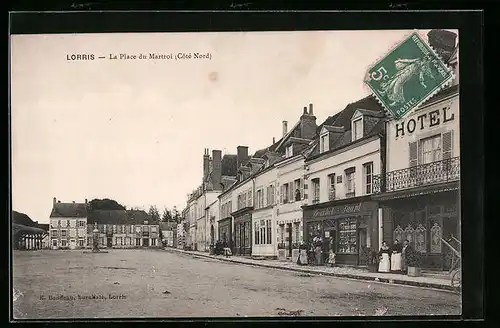 AK Lorris, La Place du Martroi, Hotel, Monument