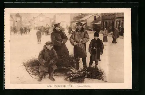 AK Russische Typen, Besenhändler mit seinen Kindern auf der Strasse