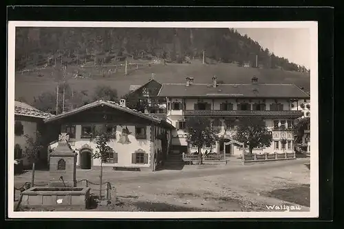 AK Wallgau, am Ehrenmal vor dem Gasthaus