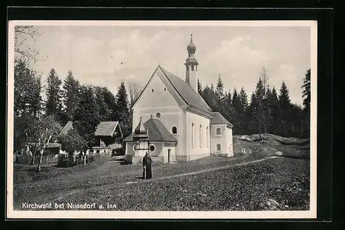 AK Kirchwald am Inn, der Pfarrer vor der kleinen Kapelle