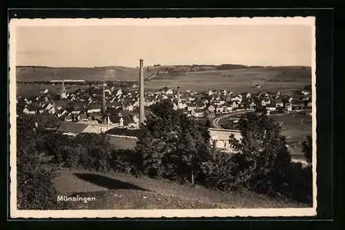 AK Münsingen, Generalansicht der Stadt, Fabriken im Vordergrund