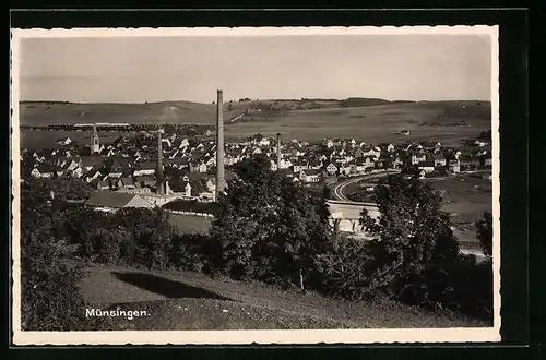 AK Münsingen in Wttbg., Blick über die Fabriken auf die Stadt