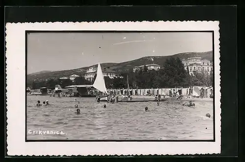 AK Crikvenice, Badegäste im Wasser, ein Segelschiff unterwegs