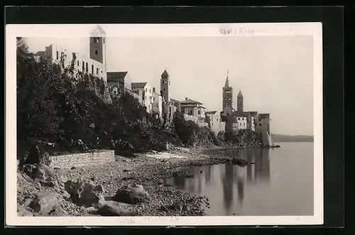 AK Rab, Arbe, am felsigen Strand unter der Stadt