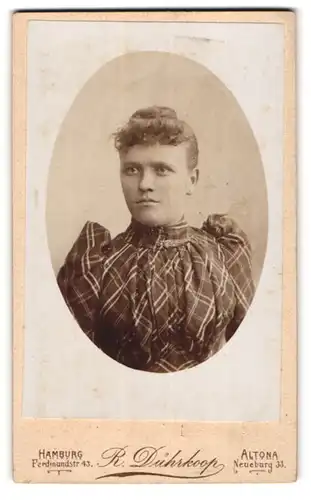 Fotografie R. Dührkoop, Hamburg-Altona, Neueburg 33, Portrait schöne junge Frau mit Dutt in karierter Bluse