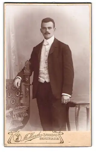 Fotografie M. Hirsch, Berlin-Spandau, Breitestr. 26-28, Portrait stattlicher junger Mann mit Schnurrbart im Anzug