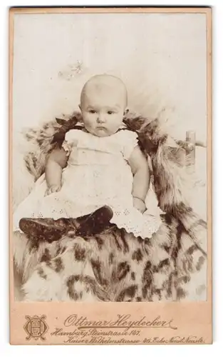 Fotografie Ottmar Heydecker, Hamburg, Steinstr. 147, Portrait süsses Baby auf einer Felldecke sitzend