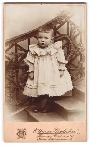 Fotografie Ottmar Heydecker, Hamburg, Steinstr. 147, Portrait süsses Mädchen im Kleidchen auf einer Treppe stehend
