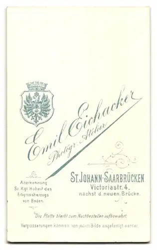 Fotografie Emil Eichacker, St. Johann-Saarbrücken, Victoriastr. 4, Portrait junger Mann mit Hut, Zwicker und Schnurrbart