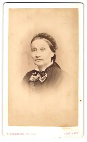 Fotografie F. Brandseph, Stuttgart, Marienstr. 36, Portrait einer elegant gekleideten Frau mit Schleife am Blusenkragen