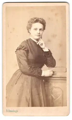 Fotografie F. Brandseph, Stuttgart, Portrait bildschönes Fräulein im prachtvoll gerüschten Kleid