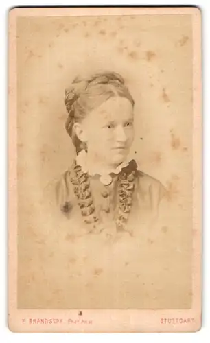 Fotografie F. Brandseph, Stuttgart, Marienstr. 36, Portrait bildschönes Fräulein mit Flechtdutt in gerüschter Bluse