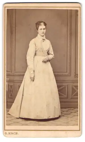 Fotografie G. Koch, Ludwigsburg, Seestr. 68, Portrait schönes Fräulein im prachtvollen Kleid