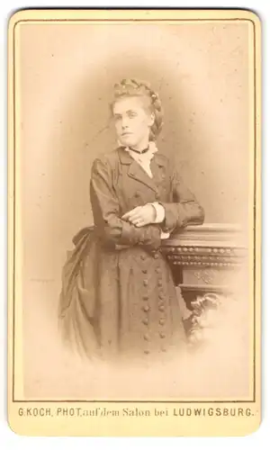 Fotografie G. Koch, Ludwigsburg, Portrait bildschöne junge Frau mit Flechtdutt im prachtvollen Kleid