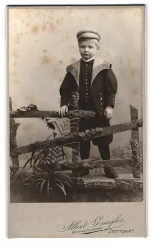 Fotografie Albert Gaugler, Stuttgart, Calwerstr. 58, Portrait frecher Bube im Matrosenanzug