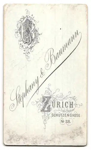 Fotografie Stephany & Baumann, Zürich, Schützengasse 23, Portrait bildschönes Fräulein mit Brosche am Kleiderkragen