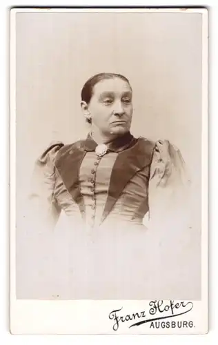 Fotografie Franz Hofer, Augsburg, Morellstr. 27, Portrait einer elegant gekleideten Frau mit Brosche am Kleiderkragen