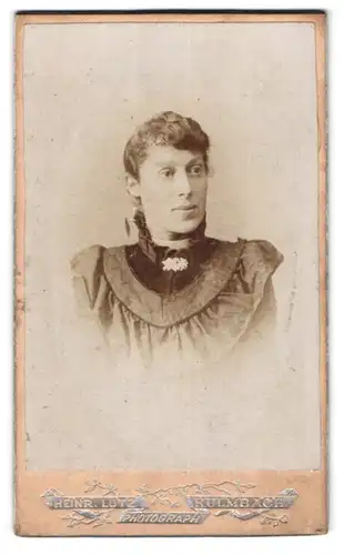 Fotografie Heinr. Lutz, Kulmbach, Portrait hübsche junge Frau mit Brosche am Kleiderkragen
