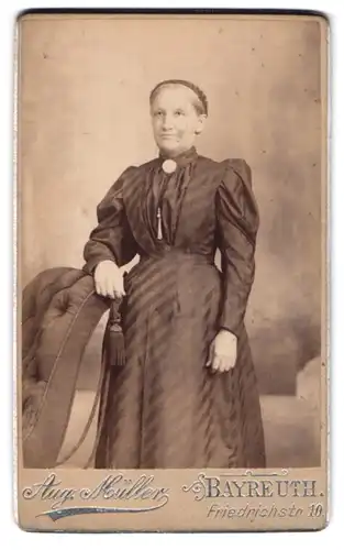 Fotografie Aug. Müller, Bayreuth, Friedrichstr. 10, Portrait einer elegant gekleideten Dame mit Brosche am Kleiderkragen