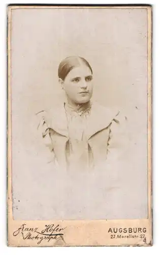Fotografie Franz Hofer, Augsburg, Morellstr. 27, Portrait bildschönes Fräulein im elegant gerüschten kleid