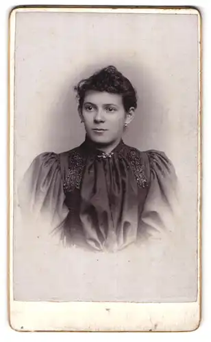Fotografie Joh. Jos. Putz, Selb i. B., Portrait brünette Schönheit in prachtvoller Bluse
