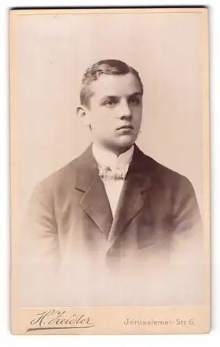 Fotografie H. Zeidler, Berlin, Jerusalemer-Str. 6, Portrait junger Mann elegant im Jackett