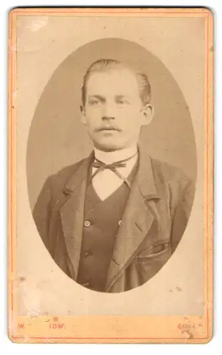 Fotografie W. Dalchow, Egeln, Portrait junger Mann mit Schnurrbart
