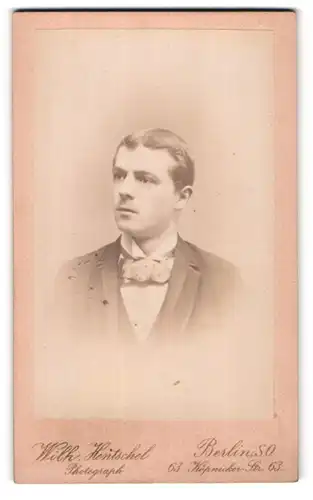 Fotografie Wilh. Hentschel, Berlin, Köpnicker-Str. 63, Portrait junger Mann elegant mit Fliege im Jackett