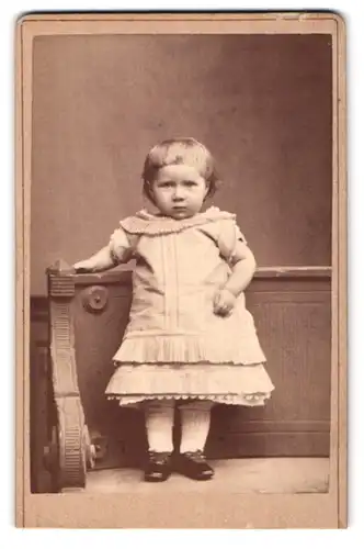 Fotografie A. Schröder, Berlin, Gr. Frankfurter str. 117, Portrait kleines süsses Mädchen im niedlichen Kleidchen
