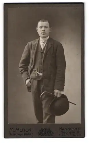 Fotografie M. Merck, Hannover, Georgstr. 8, Portrait stattlicher junger Mann mit Flanierstock