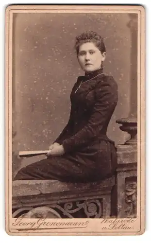 Fotografie Georg Gronemann, Walsrode, Portrait bildschöne junge Frau elegant im Kleid mit Fächer in der Hand