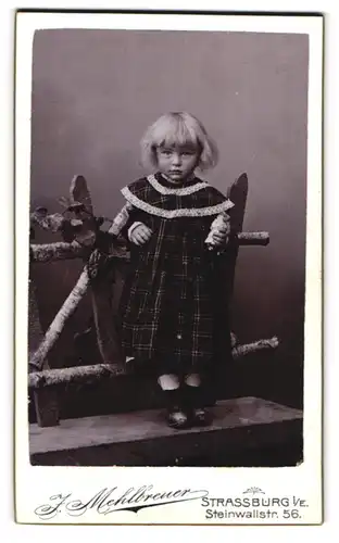 Fotografie J. Mehlbreuer, Strassburg i. E., Steinwallstr. 56, Portrait blondes süsses Mädchen mit Puppe in der Hand