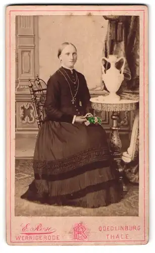 Fotografie E. Rose, Wernigerode, Portrait bildschönes Fräulein im prachtvollen Kleid