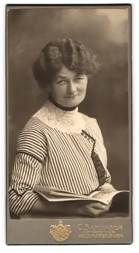 Fotografie C. Samhaber, Aschaffenburg, Portrait einer elegant gekleideten Frau in gestreifter Bluse