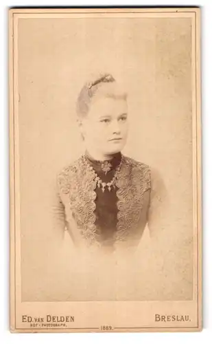 Fotografie Ed. van Delden, Breslau, Portrait blonde junge Schönheit mit Brosche am Kleiderkragen